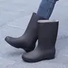 Botas de chuva de cano alto, grossas e estilosas, impermeáveis e antiderrapantes, botas de chuva de borracha, forradas para aquecimento, adequadas para adultos e mulheres