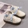 Zapatillas de suela blanda para niños, nueva colección primavera/verano 2026, zapatillas de entrenamiento alemanas de moda y versátiles para niñas, con adorables diseños de gatos y peces, y el moderno estilo "Forrest Gump"