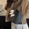 Bolsa transversal simples e estilosa com design vintage, apresentando um padrão delicado, adequada para o outono de 2026, e um novo estilo de ombro