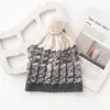 2026 Gorro de Lã Tricotado com PomPom, Inverno Macio e Fofo, Gorro de Tricô Cor Camelo que Afina o Rosto, Gorro para Aquecer as Orelhas para Mulheres