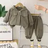 Conjunto de Dos Piezas con Capucha y Mangas Largas de Calle de Moda para Niños Pequeños Nuevo Conjunto de Otoño para Niños con Mangas Largas