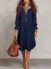 Vestido feminino estilo resort, soltinho, com decote V, fenda frontal, barra com babados e comprimento médio
