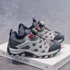 Sapatos para meninos 2026 novo modelo tênis com fivela de botão outono e inverno couro leve tênis de corrida para meninas sapatos infantis de sola macia