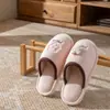 Zapatillas de Algodón Flor Pequeña para Mujer 2026 Otoño/Invierno Nuevo Estilo Interior Más Terciopelo Cálido Tipo Pisar Caca Suela Suave Zapatos de Algodón para el Hogar para Damas