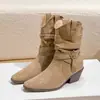 Botas de pelúcia retrô com bico fino para mulheres, novo modelo 2026, salto grosso, botas plissadas de camurça empilhadas, botinhas Maillard para mulheres, efeito emagrecedor