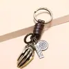 Fábrica directa de accesorios nuevos europeos y americanos, llavero vintage de aleación tejida para hueso de mano, piel de vaca, regalo pequeño simple y creativo