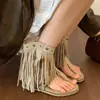 Sandalias bohemias con tachuelas y flecos para mujer, nuevo estilo de verano 2026, tacón de cuña que aumenta la altura, chanclas romanas