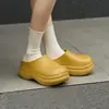 Chinelos Femininos 2026 Novo Estilo de Verão para Exterior Fechados Impermeáveis Antiderrapantes Sola Grossa Antibacterianos Silenciosos para Casa Estilo Birkenstock