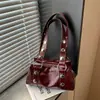 Bolsa de moto estilo punk com rebites transfronteiriça para mulheres, nova tendência da coleção de outono 2026, bolsa de ombro retrô e sofisticada
