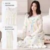 Pijamas y camisones de primavera y otoño para mujer, hechos de algodón puro con copas incorporadas en el pecho, manga larga, con lindos diseños de dibujos animados y un estilo cómodo de longitud media para estar en casa.