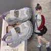 Sandalias para Niñas 2026 Verano Nuevos Zapatos Deportivos Infantiles Punta Cerrada Diseño Hueco Suela Suave Zapatos de Malla para Niñas