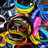 Venta al por mayor directa de fábrica de pulseras de silicona, pulseras de goma blanda con diversas técnicas de impresión que incluyen impresión plana, letras en relieve, relleno de aceite y aplicación de color
