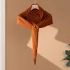 Bufanda triangular de punto de cachemira de color liso estilo coreano con diseño calado, un chal o calentador de cuello moderno y versátil para mujer