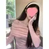 Top negro de hombros descubiertos para mujer hecho de hilo core-spun, con un diseño único, corte ajustado y estilo elegante, combinado con un suéter de punto de manga larga