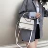 Bolsa pequena super popular de verão para mulheres 2022 nova moda bolsa de mensageiro de ombro para mulheres ins moda bolsa quadrada pequena portátil
