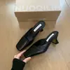 Sapatos Meio Sapato de Salto Alto Fechados de Bico para Uso Externo Feminino 2026 Primavera/Verão Novos Sapatos de Salto Grosso Confortáveis de Boca Rasa