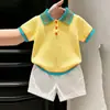 Ropa infantil coreana 2026 verano nuevo amarillo texturizado tejido de punto manga corta dopamina cuello camisero polo y shorts