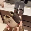 Zapatos tipo Birkenstock con forro de pelo todo incluido para mujer, nuevos zapatos cálidos de felpa de invierno 2026, zapatos de algodón, zapatos Birkenstock que aumentan la altura para mujer
