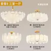 Lustre para sala de estar, luminária com corpo totalmente em cobre estilo francês, adequada para corredores, quartos, escritórios e salas de jantar; luminária principal com estética na cor creme e adornos de pérola