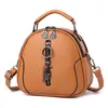 2026 Moda Nova Bolsa de Ombro Feminina com Pingente Fofo, Pequena Bolsa de Mão Redonda, Bolsa Transversal de Nicho para Mulheres, Atacado Disponível