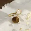 Anel de Zircônia de Vidro em Formato Irregular de Anel Novo Estilo Ins Transfronteiriço para Mulheres, Anel Versátil Dourado 18K Não Desbota Venda por Atacado
