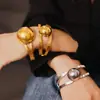 Pulsera de moda europea y americana pulsera de acero de titanio hueca de bola grande diseño de personalidad exagerada joyería al por mayor chapada en oro de 18k
