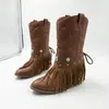 Botas populares confortáveis de outono e inverno, cor marrom, de cano médio com franjas, botas western que aumentam a altura, botas longas versáteis de calçar com salto grosso, feitas sob medida pelo fabricante