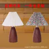 Lámpara de Mesa Estilo Retro con Grano de Madera Lámpara de Mesita de Noche para Dormitorio Lámpara de Atmósfera para Estudio Luz Decorativa Versátil de Alta Gama Luz Nocturna de Lujo Ligero Hierro