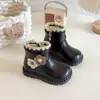 Botas para Niñas Forradas de Felpa 2025 Invierno Nuevas Botas Cortas Cálidas Antideslizantes para Niños Botas Dulces de Cuero de Dos Algodones para Niñitas