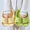 Sandalias tipo chancla de oso de dibujos animados simples con múltiples agujeros para drenaje, suaves y cómodas para hombres y mujeres, adecuadas para el uso diario y el lavado, disponibles en grandes cantidades