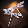 Broche de Insecto Libélula Morada con Incrustaciones de Circonita de Cobre de Lujo Ligero de Gama Alta Pin Elegante Creativo Accesorio para Chaqueta
