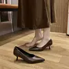 Zapatos de tacón de aguja rojos transfronterizos, nuevo estilo 2026, cuero suave, punta fina, suela blanda, zapatos de cuero retro, zapatos de vestir, tacones altos, para mujer, con un look sofisticado, y antideslizantes