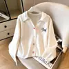 Cardigan Tricotado de Pônei Bordado com Botões Coloridos Tamanho Grande Design Novo Primavera & Outono Blusa Suéter Doce Solta Rejuvenescedora