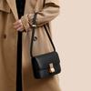 Bolso pequeño cuadrado de piel de vaca de alta gama, estilo retro, cruzado, tipo caja de cuero, estilo tofu, para mujer, 2024