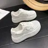 Tênis femininos de sola grossa, camada única de malha, estilo outono leve, nova coleção 2026, versáteis, sapatos atléticos e casuais de malha respirável