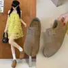 Novos sapatos Birkenstock estilo floresta de outono com dedos divididos para mulheres, novo modelo 2026, camurça com fivela, sapatos casuais versáteis para mulheres