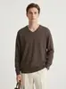 Camisa de punto para hombre con cuello en V 2026 Otoño/Invierno Color Sólido Manga Larga Tejido de punto Estilo Old Money para el trabajo y el día a día Suéter Versátil de Capa Base