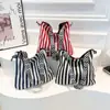 Bolsa de Lona Listrada Vertical Super Popular Estilo Coreano para Mulheres 2025 Nova Bolsa de Mão Literária Retrô de Grande Capacidade para o Dia a Dia
