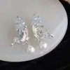 Pendientes de Flor de Cristal de Vidrio Degradado Super Hada Estilo Francés de Lujo Ligero Pendientes de Botón de Mariposa con Circonita Sentido de Alta Gama Accesorios Florales para Pendientes