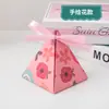 En stock caja de dulces fresca con cinturón decorativo regalo romántico para el Día de San Valentín caja de dulces para bocadillos de galleta triangular