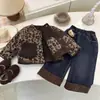 Conjunto Nuevo de Otoño e Invierno 2025 para Niñas Elegante Chaqueta Engrosada con Estampado de Leopardo con Jeans Forrados de Felpa Conjunto de Dos Piezas Moderno
