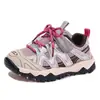 Sapatos versáteis para meninas para primavera e outono de 2026, novos tênis esportivos infantis, tênis atléticos de sola macia para meninas, tênis de corrida da moda para crianças mais velhas