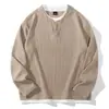 Diseño falso de dos piezas con patrones texturizados, un estilo otoñal/invernal moderno, sudadera de cuello redondo para hombre, prenda superior de manga larga de peso pesado, adecuada para usar en capas