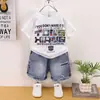 Trajes de Verão para Meninos 2026 Novo Estilo Desenho Animado Manga Curta Roupa Casual para Crianças Pequenas e Médias Conjunto de Duas Peças Tendência Atacado