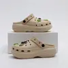 Nuevas sandalias perforadas de suela gruesa para mujer, nuevo modelo verano 2026, para uso exterior, antideslizantes, que aumentan la altura, cómodas pantuflas de EVA para mujer