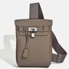 Bolsa de Cintura Transversal de Ombro Único Feminina 2026 Nova Moda com Design de Nicho e Toque de Luxo, Feita de Couro Granulado Bolsa Transversal de Peito