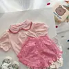 Conjunto de Verão para Meninas Bebê Moda Personalidade Infantil Tendência Estilo Coreano Gola Peter Pan Camiseta com Letra de Coração Shorts Florais
