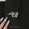 Broche Elegante Sombra de Bambú Verde con Perla y Hoja de Bambú Plateada, un Popular Accesorio Estilo Chanel para Otoño e Invierno, Adecuado para Combinar con Abrigos y Suéteres