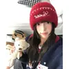 Nuevo Gorro de Lana Bordado con Letras Gruesas para Otoño e Invierno para Mujer, que Resalta el Rostro, Gorro de Punto Versátil para Proteger los Oídos