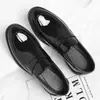 Zapatos de cuero para hombre transfronterizos, nueva moda de otoño, elegantes zapatos formales de negocios, mocasines de charol estilo británico para hombre, zapatos de boda